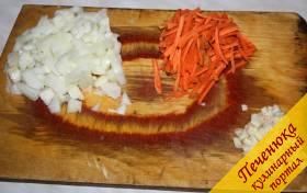 3) Морковь порезать тонкими полосками, лук и чеснок порезать ломтиками 