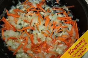 4) Морковь обжарить с подсолнечным маслом почти до готовности (до изменения цвета), добавить лук и чеснок, жарить 5-7 минут на медленном огне.