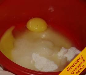 1) Яйца смешать с половиной порции сахарного песка, тщательно растереть до появления однородной массы. Добавить предварительно погашенную столовым уксусом пищевую соду, перемешать. 