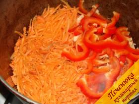 4) Добавить к почти готовому мясу морковь, порезанную крупной соломкой морковь, и болгарский перец, порезанный полукольцами.