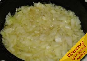 4) Сливочное масло растопить в большой сковороде. Обжарить лук до золотистого цвета. Посыпать сахарным песком, прогреть до прозрачности.