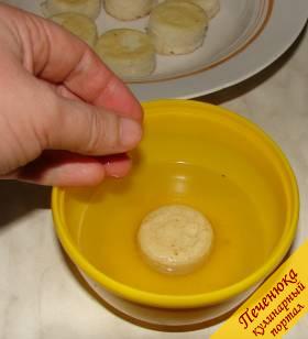 4) Налить в миску немного сиропа, опустить в сироп бисквитную заготовку на несколько секунд.