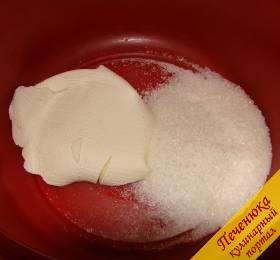 2) Сметану и сахар смешать до полного растворения сахара, крем не надо взбивать! После растворения сахара сметанный крем будет однородным, но не настолько густым, как требуется для торта.