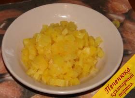 1) Кружочки ананаса вынуть из банки, дать стечь сиропу, нарезать мелкими кубиками.