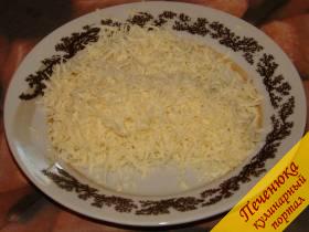 3) Сыр натереть на мелкой плоской терке, чтобы он был тонкими полосками, как вермишелька.