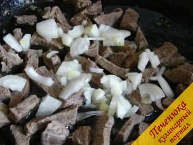2) Вынуть мясо из бульона, переложить на сковороду, слегка обжарить на топленом масле. Добавить порезанный кубиками лук. Продолжать жарить, пока лук не зарумянится.