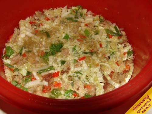 7) Вылить соус в емкость с остальными ингредиентами, дать салату настояться в течение получаса. Подавать к столу можно на небольших тарелках или в пиалах с соусом.