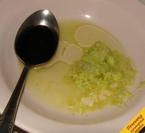 6) Приготовление соуса: срезать вершинку лаймы, выдавить сок, цедру натереть на мелкой терке. Добавить соевый соус, оливковое масло. Взбить соус до относительно однородной массы.