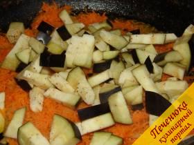 5) Нарезанные баклажаны выложить на сковороду к другим овощам, добавить немного бульона, потушить полчаса.