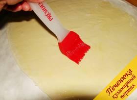 2) Раскатать тесто в тонкий лист, чтобы края и середина были примерно одной толщины. Растопленным сливочным маслом хорошенько помазать одну сторону листа из теста.