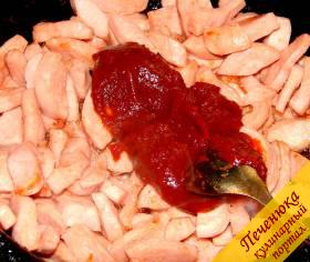 3) Сосиски или вареную колбаску мелко порезать и в отдельной емкости потушить с томатной пастой 10-15 минут.