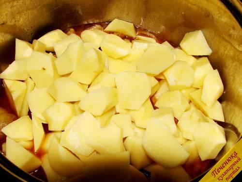 6) Свежий картофель вымыть, освободить от кожицы и порезать уголками. Добавить картофель к тушеному мясу, посолить по вкусу. Накрыть крышкой, продолжать тушить на слабом огне.