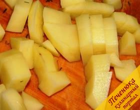 4) Картофель почистить, порезать крупными кубиками, опустить в суп. Посолить, продолжать варить. Одновременно морковь натереть на мелкой терке, потушить в растительном масле до изменения цвета и добавить мелко нарезанный репчатый лук.  
