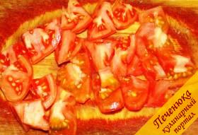4) Свежие помидоры порезать дольками, убрав плодоножки. Помидоров можно класть больше, чем по рецепту, они придают баранине особый вкус. 
