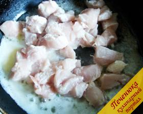 3) В глубокую сковороду положить сливочное масло, растопить его на слабом огне, и только после этого выложить в сковороду кусочки филе, обваленные в муке. 