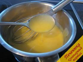 5) Крем: смешаем желтки с молоком, добавим сахар и закипятим при мешании, проварим на малом огне до загустения крема. Остудим до комнатной температуры.