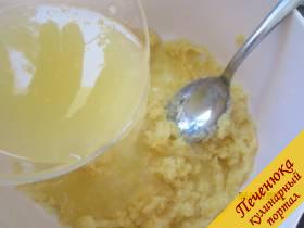 7) Добавляем лимонный сок к сахарной массе.