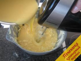 16) И постепенно, не прекращая взбивания, добавляем охлаждённый молочно-яичный сироп. Крем готов.