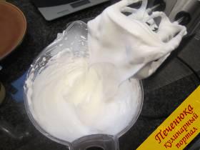 9) Взбиваем белки  с солью до стойкой пены. Порционно добавляем сахар и продолжаем дальше взбивать, чтоб пена стала глянцевой.