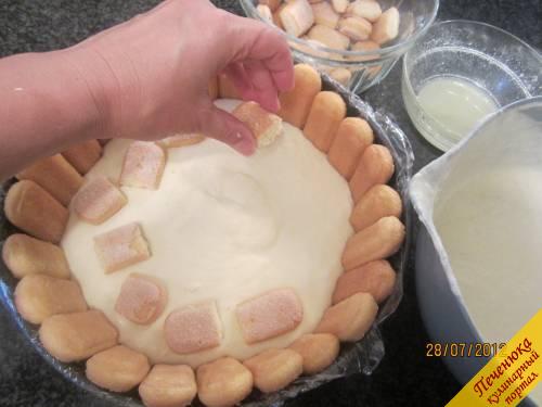 11) Половину крема зальём в форму. Оставшееся печенье окунём в компот и выложим сверху крема.
