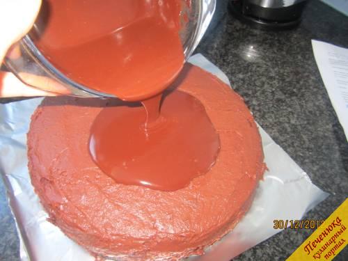 12) Выльем глазурь сверху на середину торта и дадим ей вольно растечься. Оставим в холодильнике для затвердения глазури.