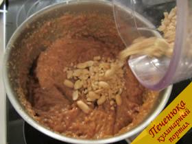 9) Вмешаем рубленный арахис. Мешаем до однородности крема.