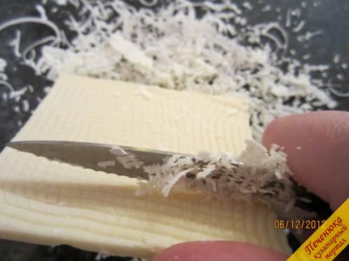 11) Белый шоколад соскоблим ножиком, получатся стружки разной длины.