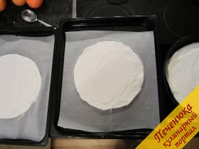 3) На пекарской бумаге нарисуем круг, перевернём бумагу на другую сторону. Выкладываем тесто прямо на круги, должно быть ровненько. Сушим безе в при температуре 90-100°С около 2-2,5 часов. Если есть в духовке режим 