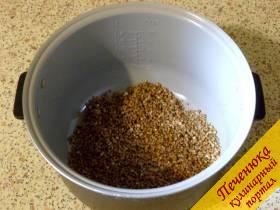 2) Высыпать вымытую гречку в чашу мультиварки. Добавить соль.