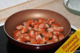 5) На сковороду добавим оливковое масло, разгорячим его и обжарим на нем куриное филе до золотистого цвета со всех сторон.