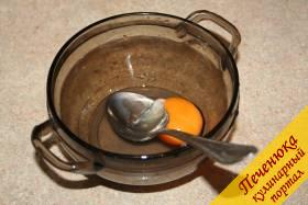 6) Подготовим соус. В емкость вобьем один яичный желток  и добавим  1-2 ст. ложки лимонного сока. Взобьем содержимое с помощью вилки или венчика до образования однородной массы.