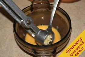 7) Очистим один зубик чеснока. Измельчим его с помощью пресса для чеснока в соус.