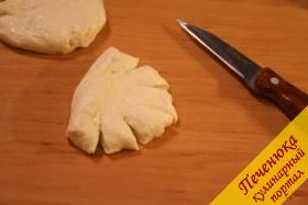 8) Ножом разрезаем две стороны треугольника. Получились пальчики. Такой формы булочки сладкие из дрожжевого теста у нас и будут. Во время разделки тесто становится более плотным, поэтому противень, на котором мы будем выпекать булочки, поставим в теплое место.