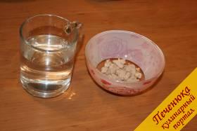 2) В чайный стакан наливаем теплую воду. Подготовим 30 граммов прессованных дрожжей.