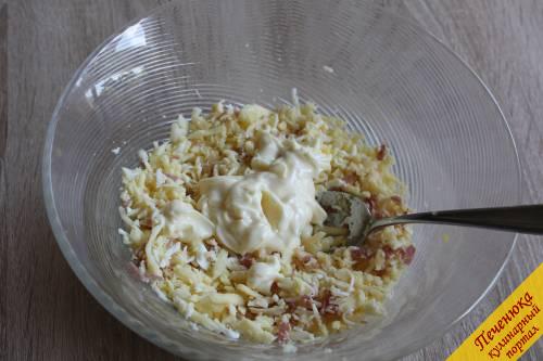 6) Пришло время соединить ингредиенты. Смешиваем натертые яйца с сыром и салями, добавим измельченный чеснок и заправляем все майонезом. 