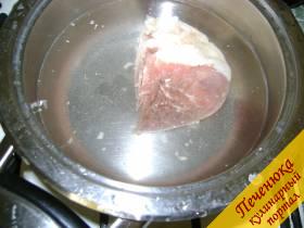 1) Кусочек мяса отварить в подсоленной воде до полной готовности. В данном случае используем свинину, можно брать говядину или же любое мясо, которое есть в наличие.