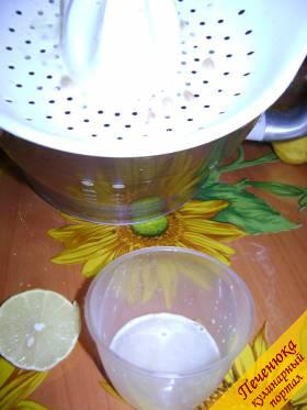 3) Спустя нужное время, когда сахар и клубника настоятся, отжать сок лимона, можно это сделать с помощью соковыжималки для цитрусовых или же выдавить рукой (аккуратно, чтобы косточки из лимона не попали). 