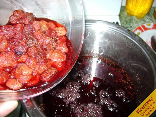 6) Когда сироп проварился, снова добавляем ягоды, варим еще 5 минут.