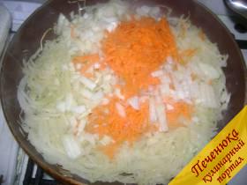 2) Жарить несколько минут, чтобы капуста слегка подрумянилась, потом добавить заранее порезанный лук кубиками и морковь, натертую на крупной терке. 