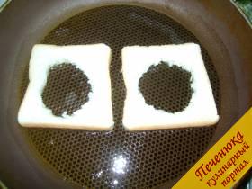2) На сковородку влить немного оливкового масла (можно использовать и подсолнечное масло). Дождаться, пока оно хорошо разогреется и положить заранее приготовленные кусочки хлеба. 