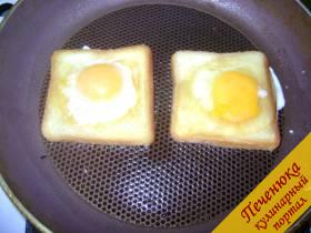 4) Поместить в круги яйца, жарить на небольшом огне. Слегка посолить и поперчить  