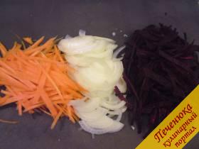 2) Свеклу, морковь натереть на корейской терке, лук порезать полукольцами.