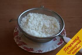 2) Проваренный рис отбрасываем на дуршлаг. Даем стечь полностью воде.