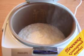 3) Рис снова отправляем в емкость мультиварки и заливаем его уже горячим молоком. Снова выбираем функцию ВАРИТЬ. Устанавливаем ВРЕМЯ ПРИГОТОВЛЕНИЯ 15 минут.