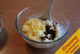 8) Растертые яичные желтки и цукаты соединяем с рисом. Добавляем ванилин по вкусу.