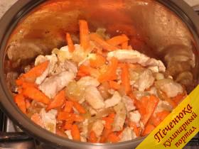 4) Пока обжаривается мясо, порезать тонкими брусочками морковь и отправить ее туда же к мясу и луку.