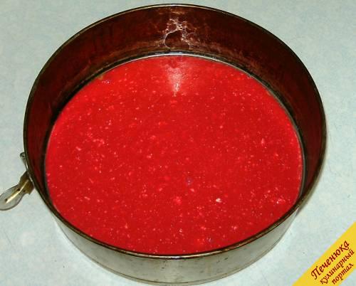 7) Взять круглую форму и смазать ее растопленным сливочным маслом. Вылить самую большую часть теста, которая должна полностью покрывать дно формы. В данном рецепте – это будет красное тесто.