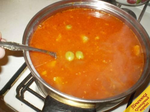 6) Отправляем все это в кастрюлю с бульоном и добавляем оливки вместе с соком (примерно полбанки). Дайте нашей солянке прокипеть около 5 минут  и можно подавать.