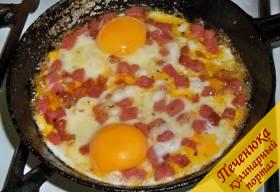 3) Аккуратно разбить яйца так, чтобы они залили всю поверхность сковородки. Яичница с целыми желтками, как правило, выглядит привлекательнее, чем с растекшимися, но это, опять же, дело вкуса и личных предпочтений.