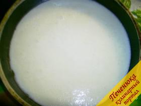 6) В смазанную маслом или маргарином глубокую форму аккуратно вылить полученное тесто.